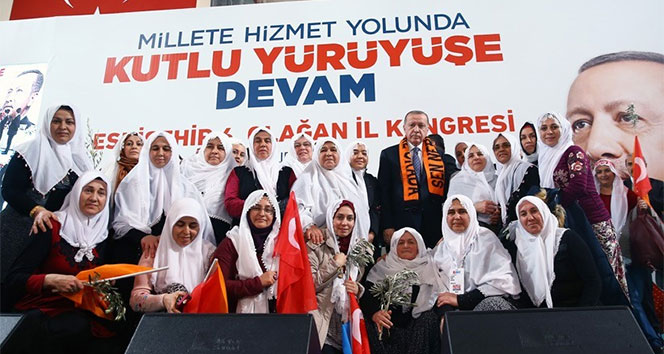 Cumhurbaşkanı Erdoğan&#039;ı zeytin dallarıyla karşıladılar