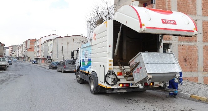 Arnavutköy’de çöp konteynırları dezenfekte ediliyor