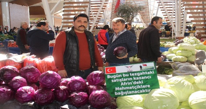 Manavgat semt pazarında tezgahlar Mehmetçik için açıldı