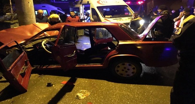 Otomobil elektrik direğine çarptı: 1 ölü, 3 yaralı