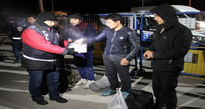Dondurucu soğukta polislerden göçmenlere çay ikramı