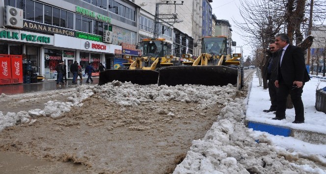 Yüksekova’da karla mücadele