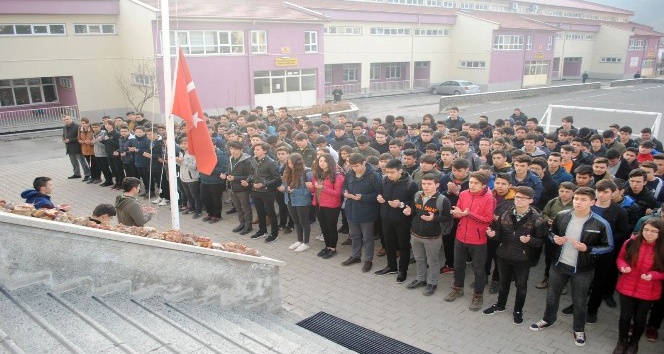 Kızılcahamam’daki tüm okullarda Zeytin Dalı Harekatında görev yapan askerler için dua edildi