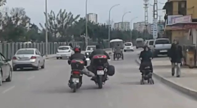 Yakıtı biten motosiklet sürücüsünden tehlikeli çözüm