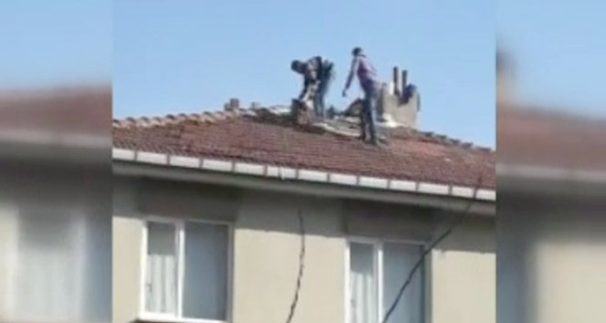 İşçinin önlem olmadan çatıdaki çalışması yürekleri ağza getirdi
