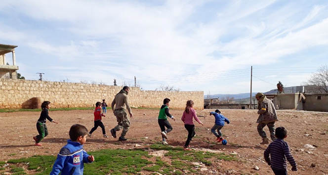Kurtarılan köyde ÖSO askerleri çocuklarla top oynadı
