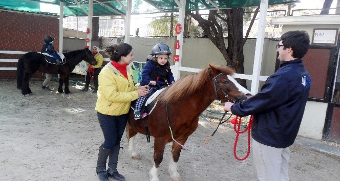Çocukların gelişimine katkı için ’atla terapi’