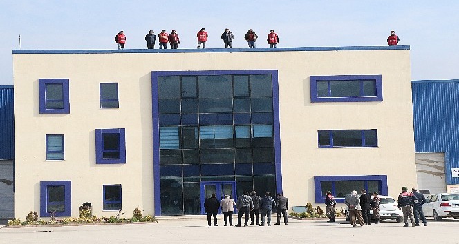 Karabük’te işten çıkarılan işçiler haddehane çatısına çıkarak eylem yaptı