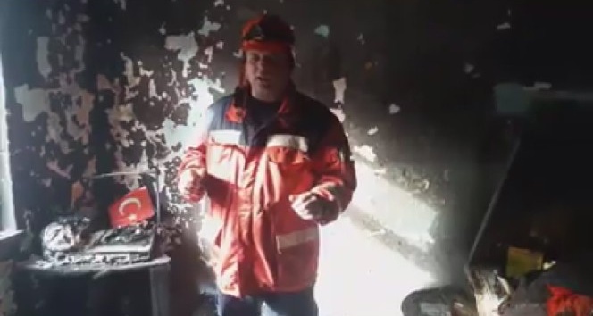 Kül olan evde yanmayan Türk bayrağı itfaiyecileri şaşırttı
