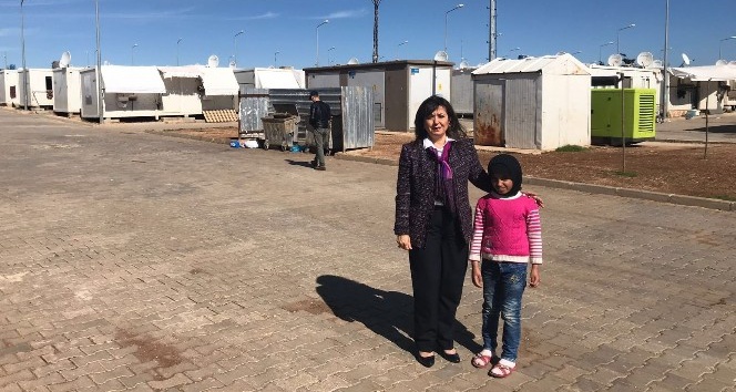 Rektör Tunçsiper, mülteci kampında çocuklarla