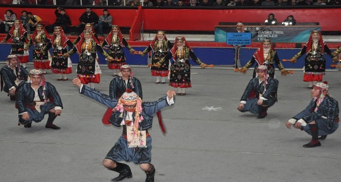 Uşak’ta halk oyunları yarışması düzenlendi