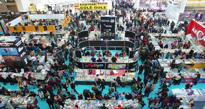 12. Ankara Kitap Fuarı’nda ünlü yazarlar okuyucularıyla bir araya geldi