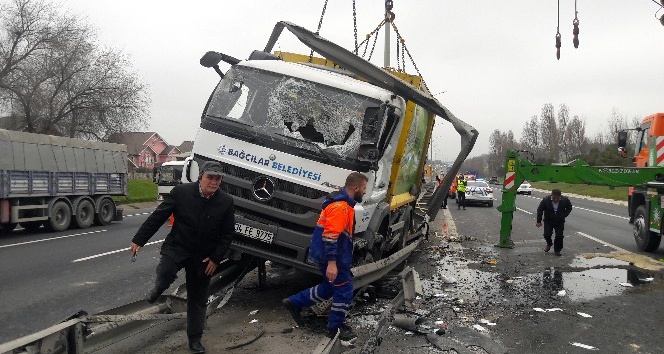 TEM’de çöp kamyonu devrildi, trafik kilitlendi