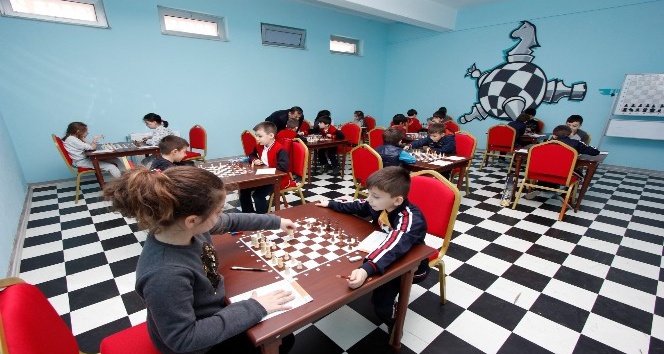 Kocaeli Büyükşehir belediyesi’nden 70 okula satranç sınıfı
