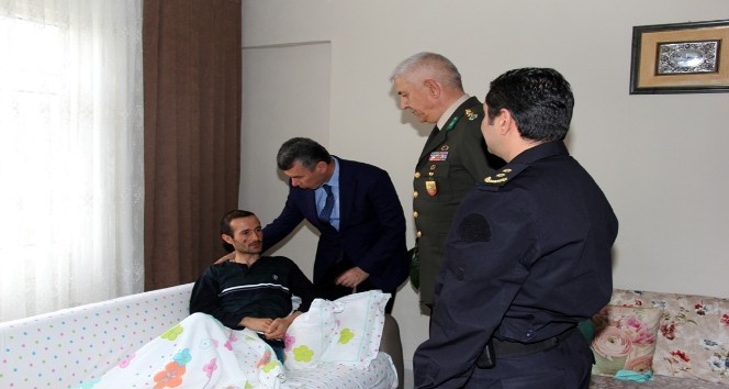 Kaymakam Ali Sırmalı Afrin’de yaralanan Mehmetçiği ziyaret etti