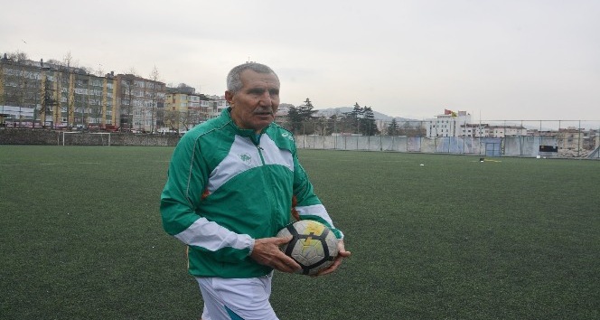 69 yaşındaki Şerif Kunt, Karaçay Gençlik Spor Kulübü’ne transfer oldu