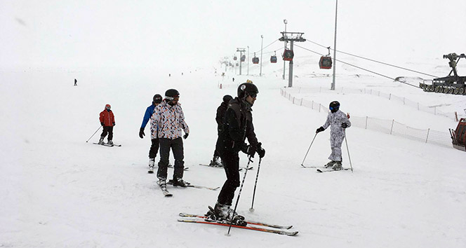 Kayak severlere müjde: Erciyes’te kar sezonu uzadı