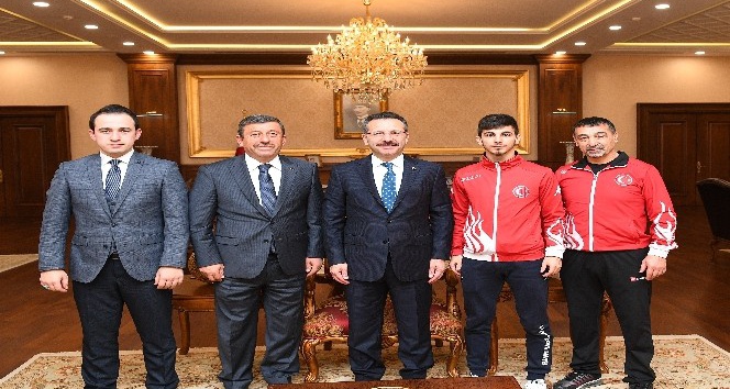 Dubai Şampiyonu Aray Şamdan, madalyasını Kocaeli Valisi’ne götürdü