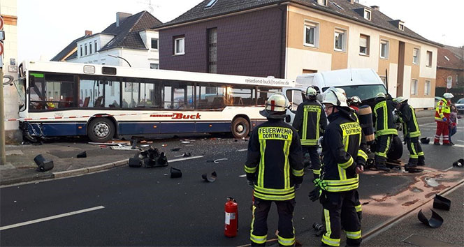Almanya&#039;da okul servisi duvara çarptı: 22 yaralı