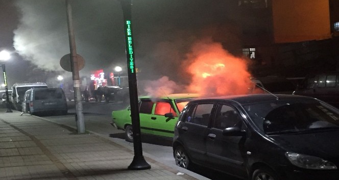 Rize’de park edilmeye çalışılan otomobil alev alev yandı