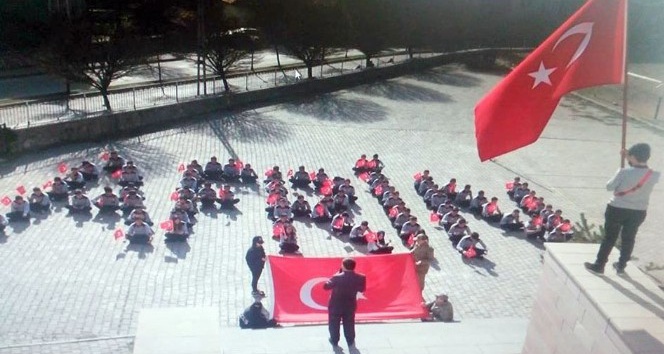 Yozgat’ta öğrenciler okul bahçesinde ’Afrin’ yazıp Türk bayrağı açtı