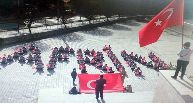 Yozgat&#039;ta öğrenciler okul bahçesinde &#039;Afrin&#039; yazıp Türk bayrağı açtı