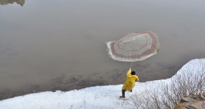Kars’ta eriyen buzlar balıkçılara yaradı