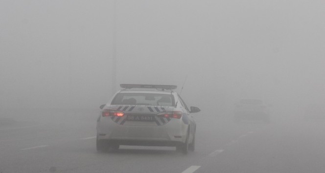 Sivas’ta yoğun sis sürücülere zor anlar yaşattı