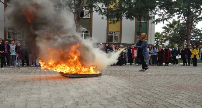 Üniversite öğrencilerine deprem ve yangın tatbikatı