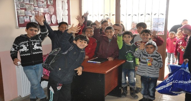 Çukurova Belediyesi’nden Aladağ’daki öğrencilere giysi yardımı