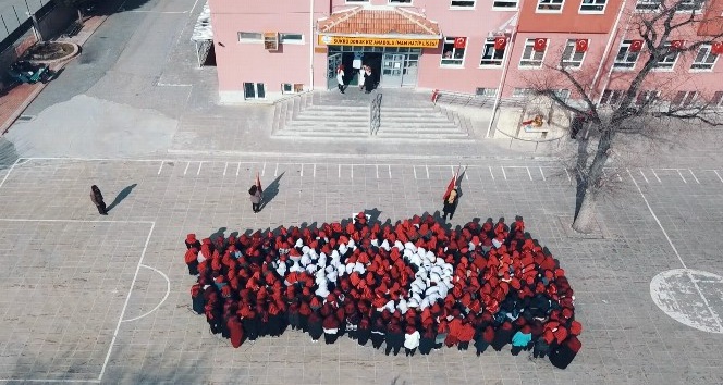 Öğrenciler Mehmetçik için bayrak oldu dalgalandı