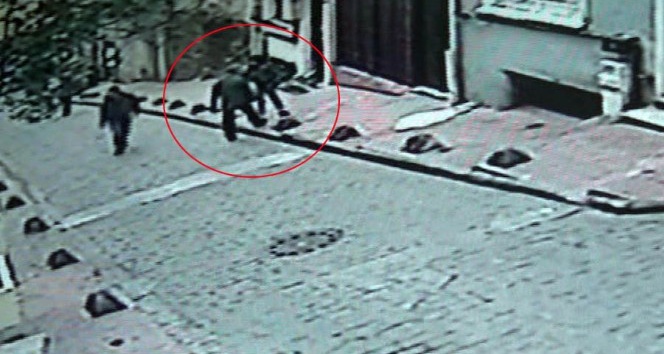 (Özel) Beyoğlu’ndaki kadına bıçaklı saldırı kamerada