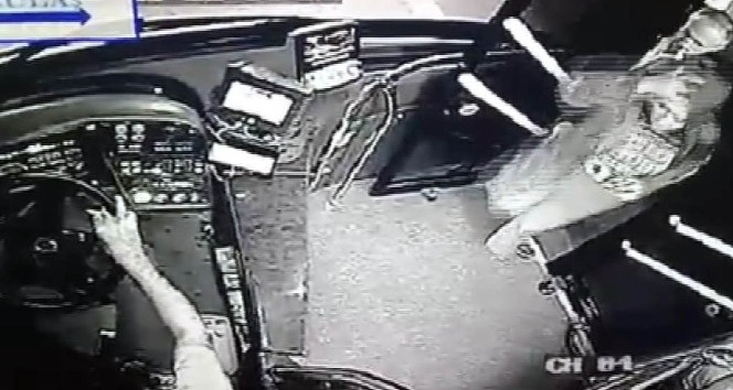 (Özel) Kahraman şoför, yolcunun çantasını hırsızlardan kurtardı