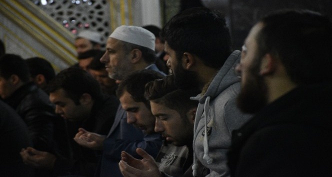 Sabah namazında buluşan öğrenciler, Mehmetçik için dua etti