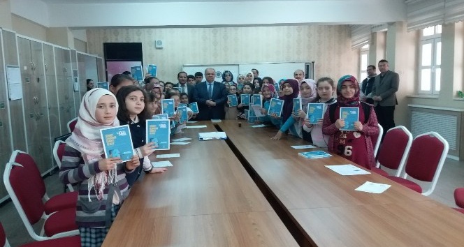 Başkan Kutlu öğrencilere kitap dağıttı