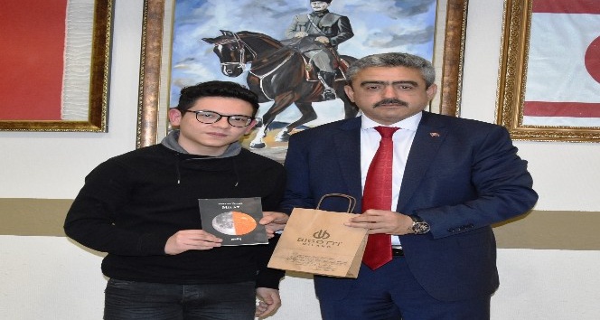 15 yaşındaki Furkan, Başkan Alıcık’a kitabını hediye etti