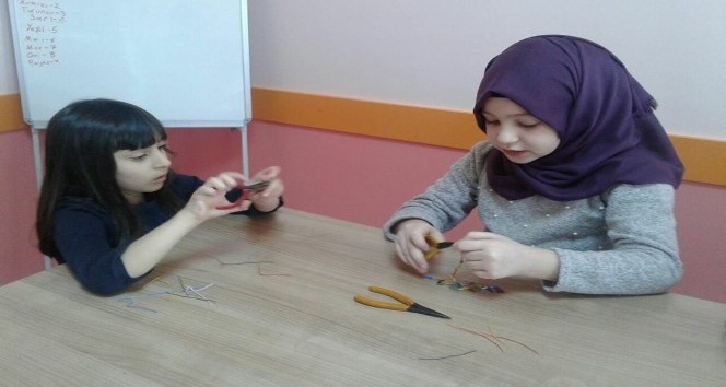 Başiskele Çocuk Üniversitesi’nde mekatronik tamirat eğitimi veriliyor
