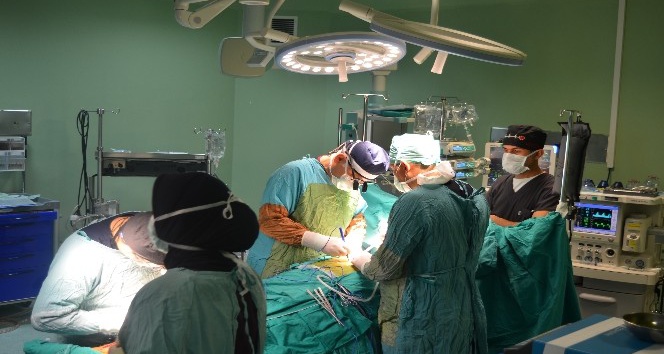AEÜ Eğitim ve Araştırma Hastanesinde by-pass ve şah damarı ameliyatı aynı anda gerçekleştirildi