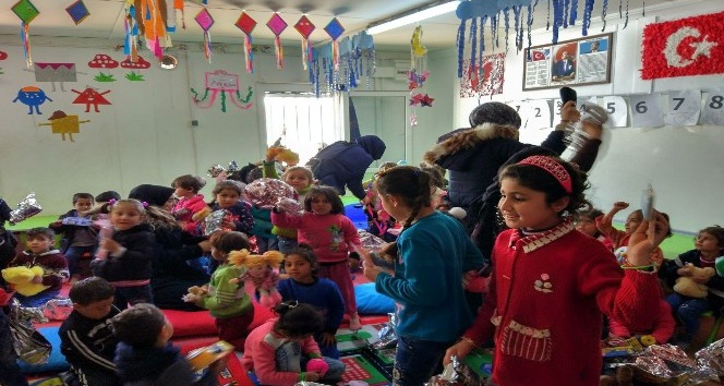 Çadır kentte kalan Suriyeli çocuklar sevindirildi