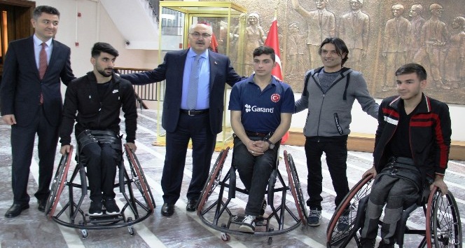 Aydın Valiliği engelli sporcuların tekerlekli sandalye ihtiyacını giderdi