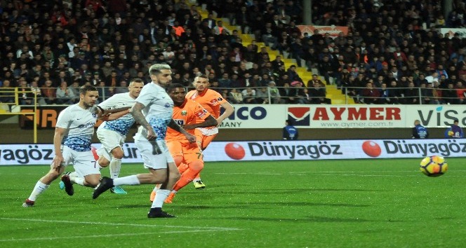 Spor Toto Süper Lig: Aytemiz Alanyaspor: 1 - Trabzonspor: 0 (İlk yarı)