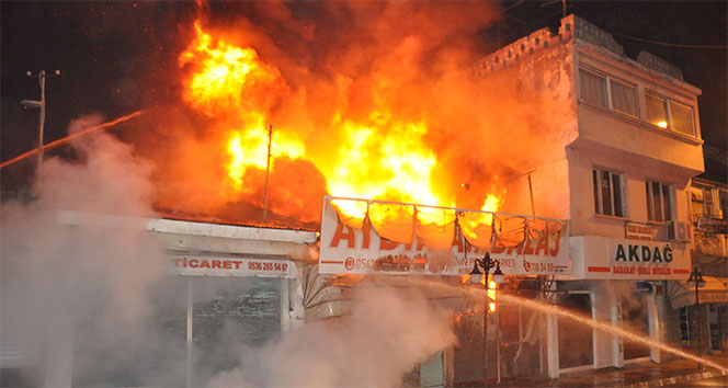 Osmaniye&#039;de pazar yerinde büyük yangın