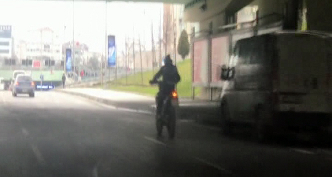 Motosiklet sürücüsünün trafikte tehlikeli şovu kamerada