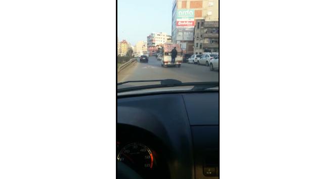Trabzon’da trafikte nakliye arabasının arkasına tutunarak giden vatandaş işte böyle görüntülendi