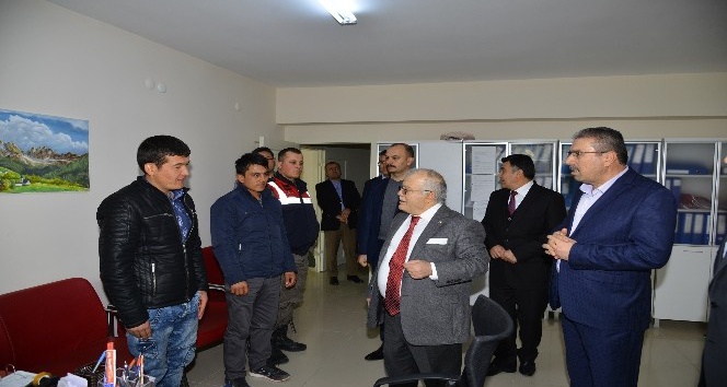 Vali Şentürk, İl Göç İdaresi Müdürlüğünü ziyaret ederek incelemelerde bulundu