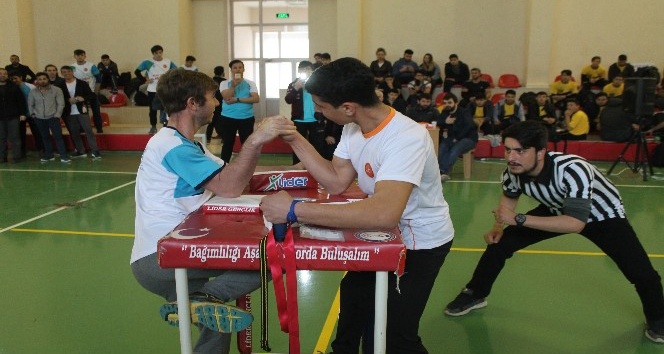 Kahramanmaraş’ta Genç Erkekler Bilek Güreşi Turnuvası