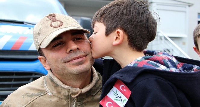 Minik yürekleriyle asker abilerine moral verdiler