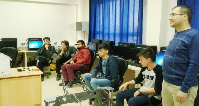 Uşak Sultan Halil Yiğit Mesleki Teknik Anadolu Lisesi’nde robot kursu açıldı