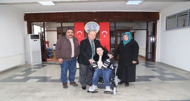 Başkan Özakcan bedensel engelli Rabia’nın yüzünü güldürdü