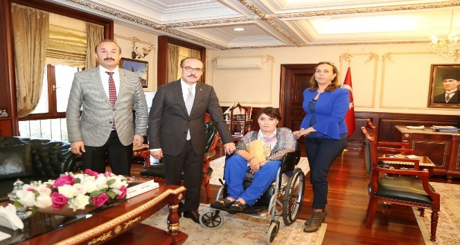 Engelli kadın ağzıyla yaptığı tablolardan elde ettiği geliri Mehmetçiğe bağışladı
